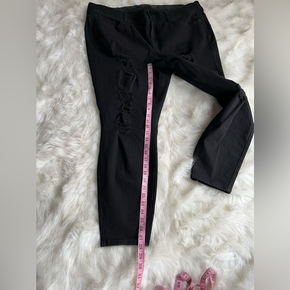 TORRID BOMBSHELL SKINNY PREMIUM STRETCH HIGH-RISE DESTRUCTED JEAN. Size 24R - Picture 5 of 11